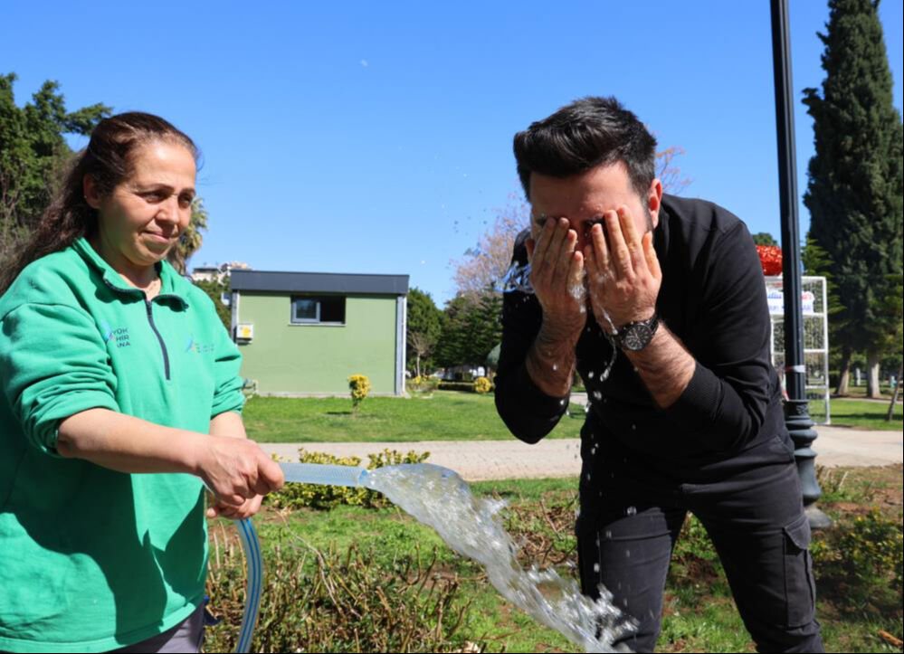 Şimdiden 29 dereceyi g&ouml;rd&uuml;ler! Vatandaş kendini dışarı attı - 1. Resim