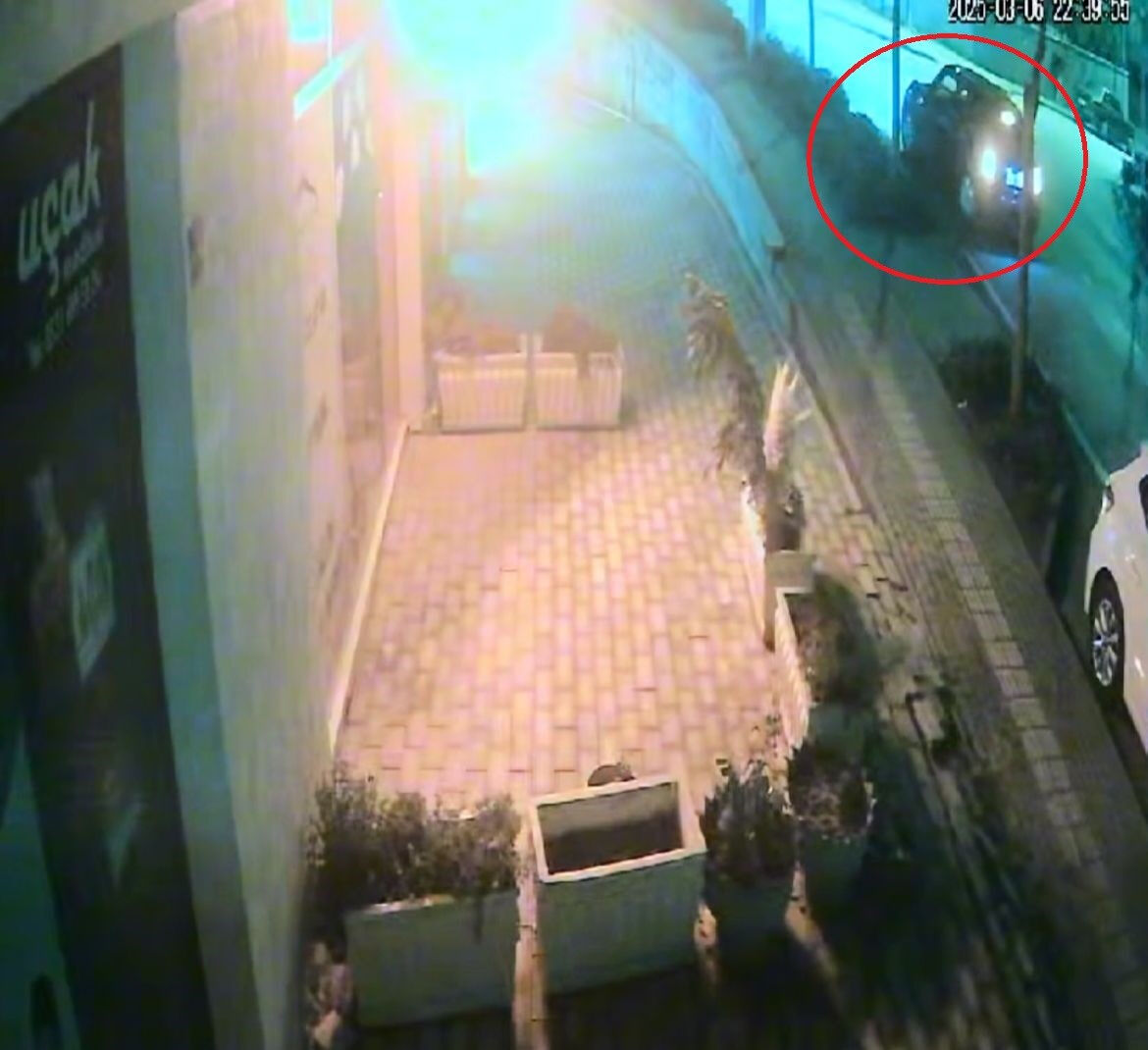 Sokak ortasında dehşet! Husumetli olduğu iki kişiyi kurşun yağmuruna tuttu - 2. Resim