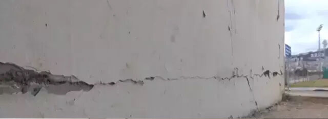 Süper Lig devinin stadı alarm veriyor! Çatlaklar ciddi boyuta ulaştı Süper Lig devinin stadı alarm veriyor! Çatlaklar ciddi boyuta ulaştı - 2. Resim