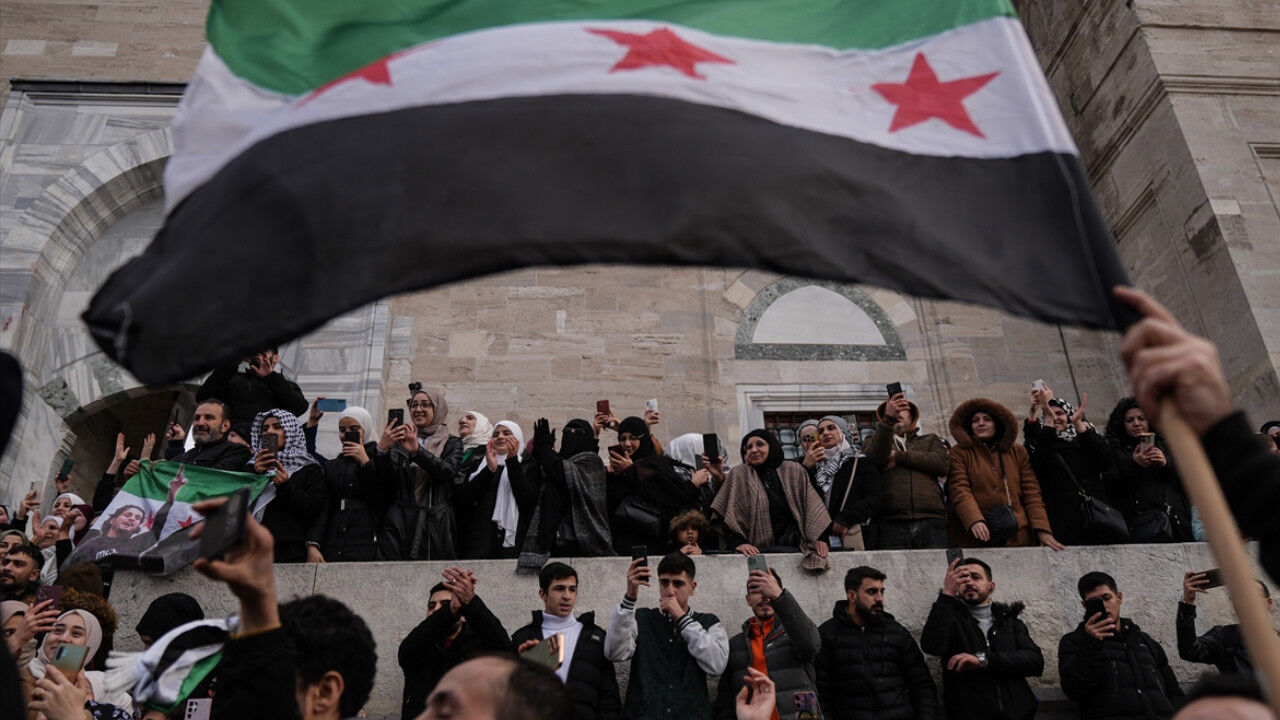 Suriye'deki operasyon sonrası halk sokaklara döküldü! Esad rejimine indirilen darbe Suriye Cumhurbaşkanı Şara'ya olan güveni tazeledi - 1. Resim