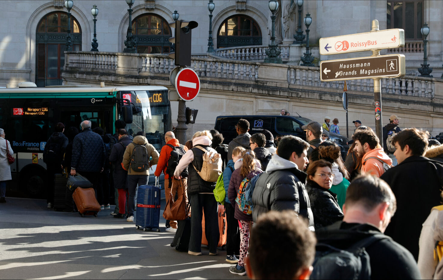 Tren istasyonunda bomba paniği! Yolcular tahliye edildi Tren istasyonunda bomba paniği! Yolcular tahliye edildi - 1. Resim