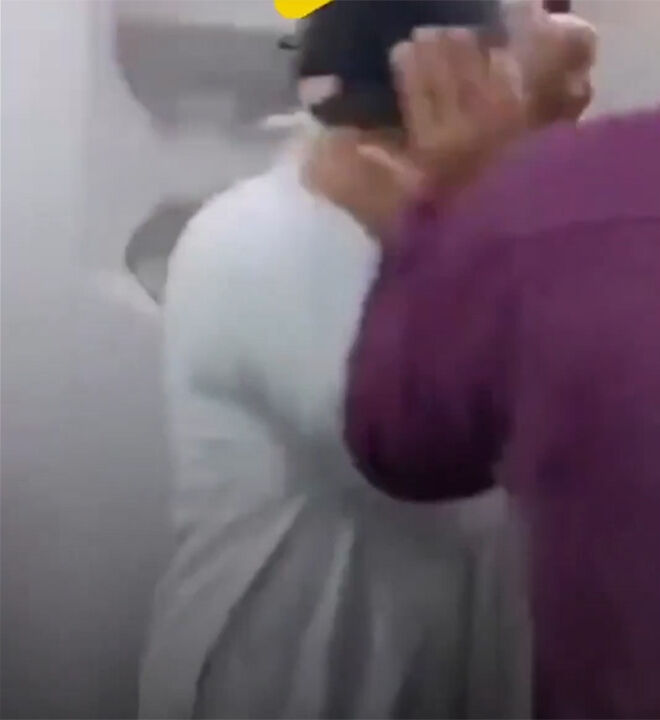 Trende korkunç saldırı! Kur’an’ı Kerim okuyan adamı hedef aldılar - 1. Resim