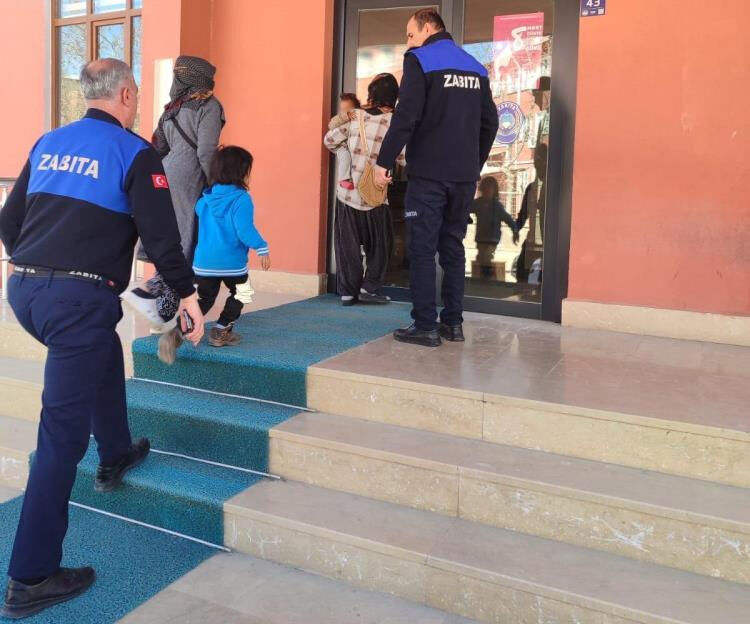 Zabıta bile şaştı! Dilencinin saatlik kazancı dudak uçuklattı - 1. Resim