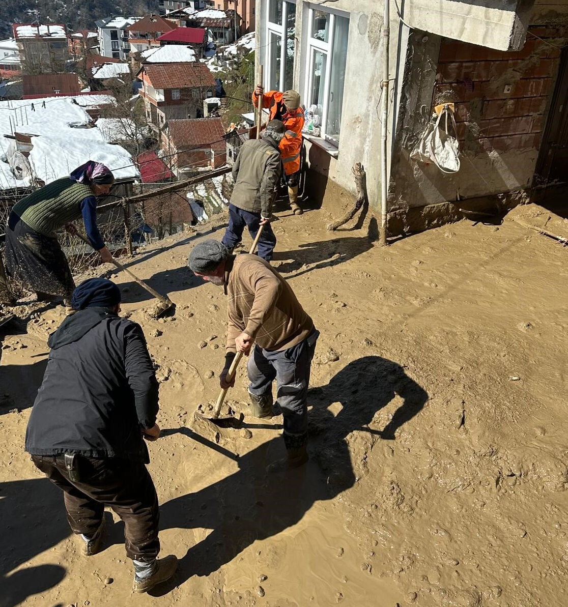 Rize’de heyelan: 6 ev zarar gördü, 4 ev tahliye edildi Rize’de heyelan: 4 ev tahliye edildi - 1. Resim