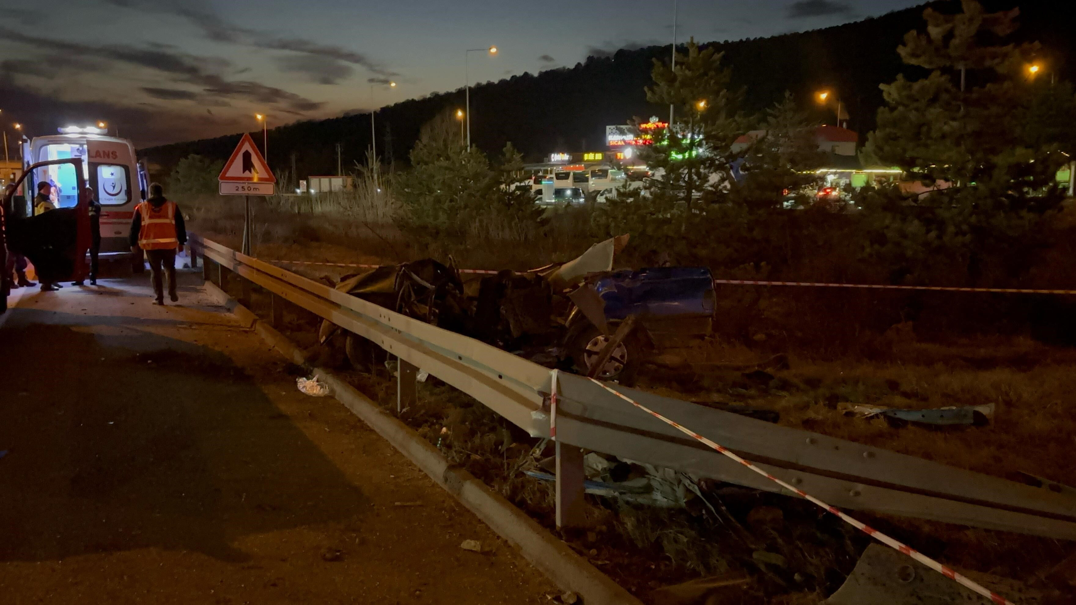 TEM'de feci kaza! Kağıt gibi ezilen araçta ağır bilanço - 2. Resim