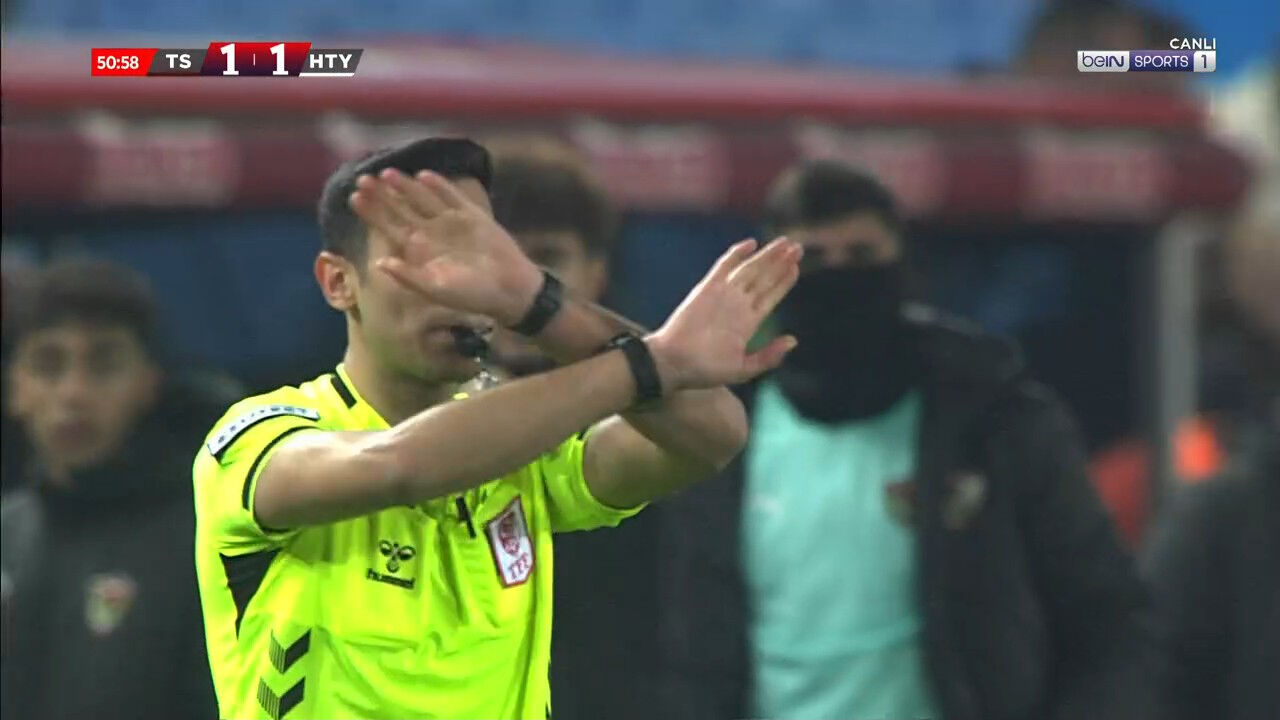 Trabzon'da penaltı isyanı! VAR'dan 2 pozisyon geri döndü - 4. Resim