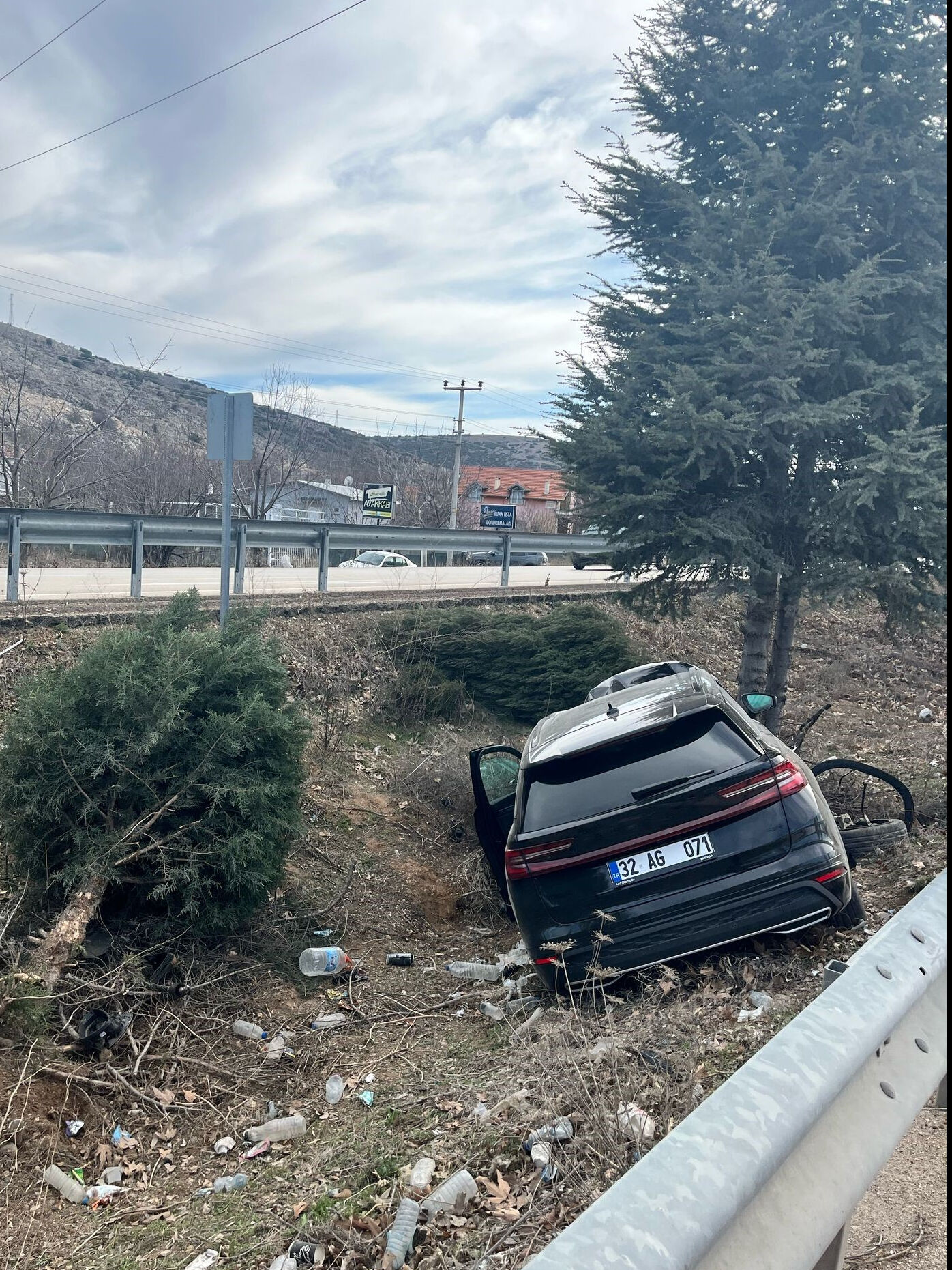 AK Partili isim eşi ve kızıyla birlikte kaza geçirdi - 2. Resim