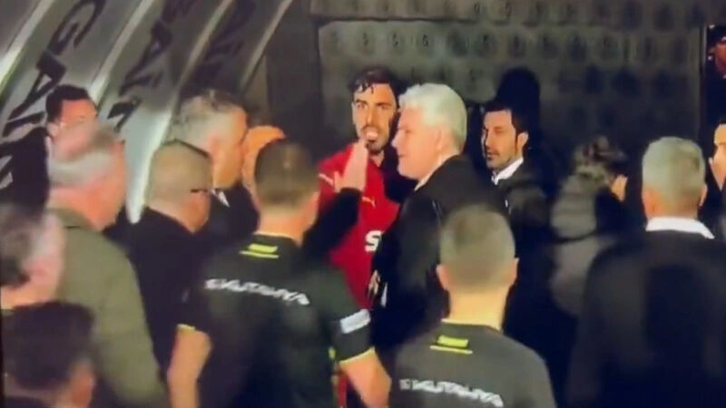 Alanyaspor - Galatasaray maçında devre arası gerginliği! Günay Güvenç kırmızı kart gördü - 1. Resim