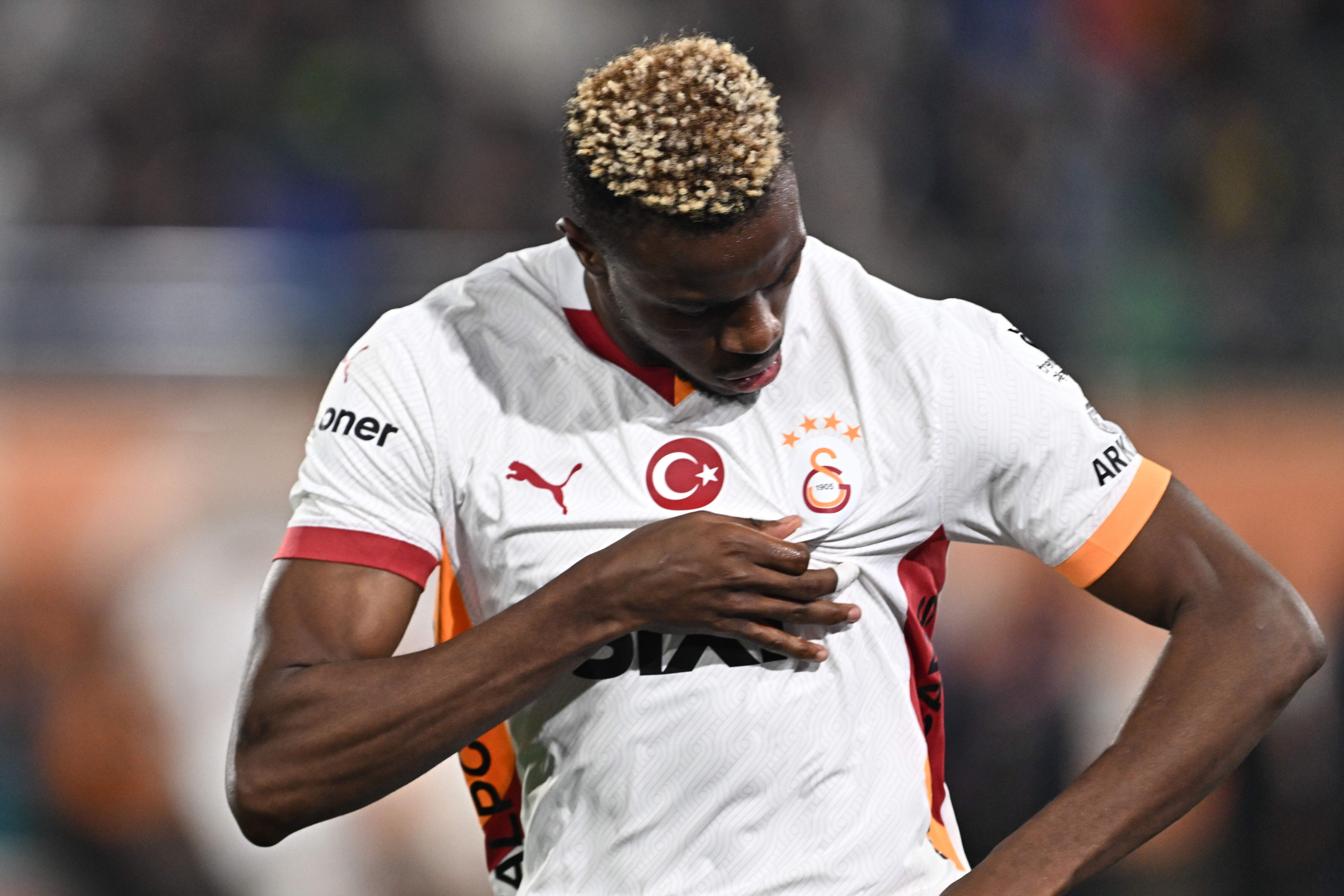 Galatasaray'da Victor Osimhen alarmı! Değişiklik işareti yaparak oyundan çıktı - 1. Resim