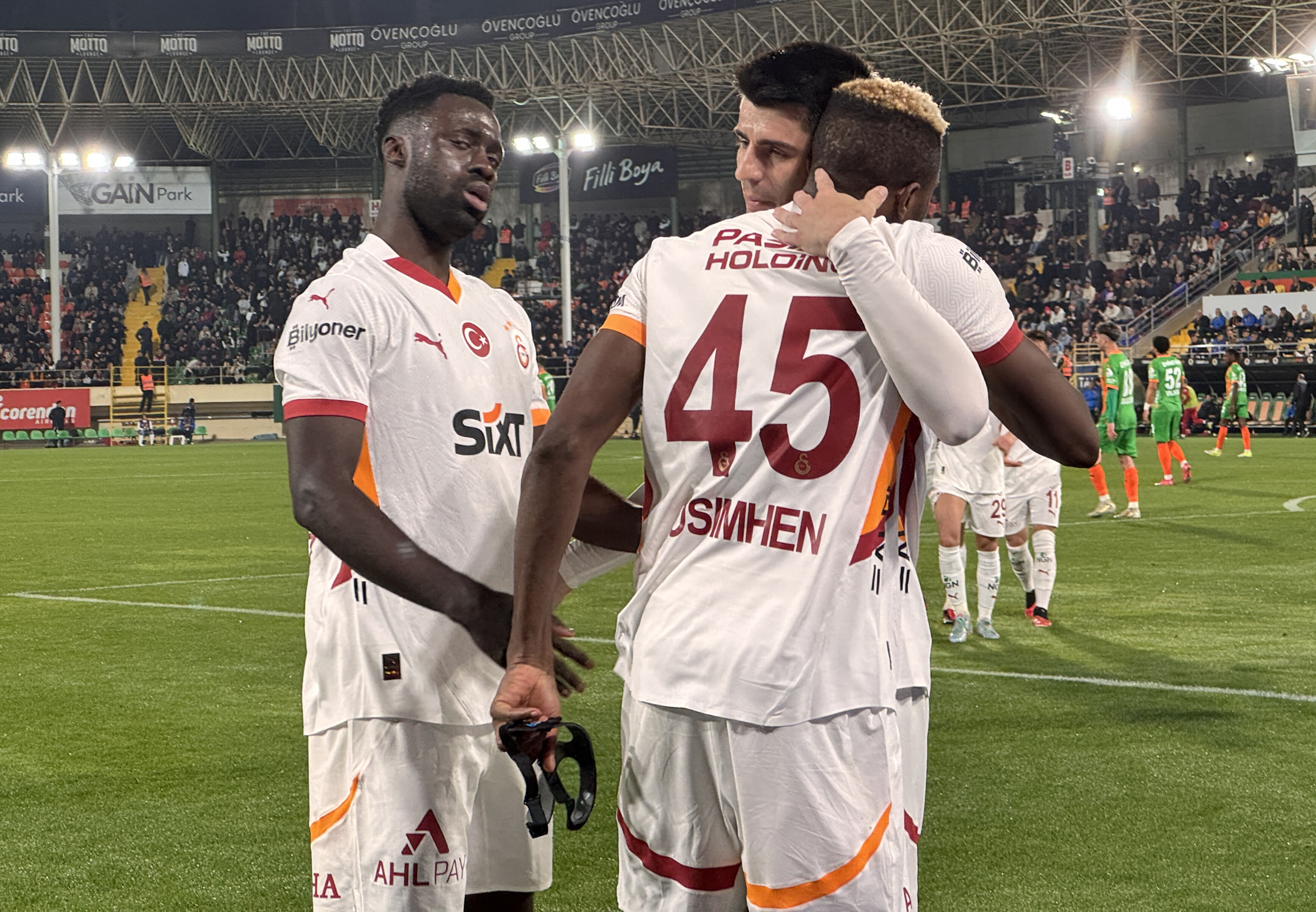 Galatasaray'da Victor Osimhen alarmı! Değişiklik işareti yaparak oyundan çıktı - 2. Resim