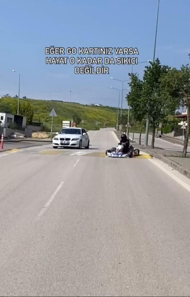 Go kart aracı ile trafiğe çıkıp drift attı! Bir de sosyal medyadan paylaştı - 1. Resim