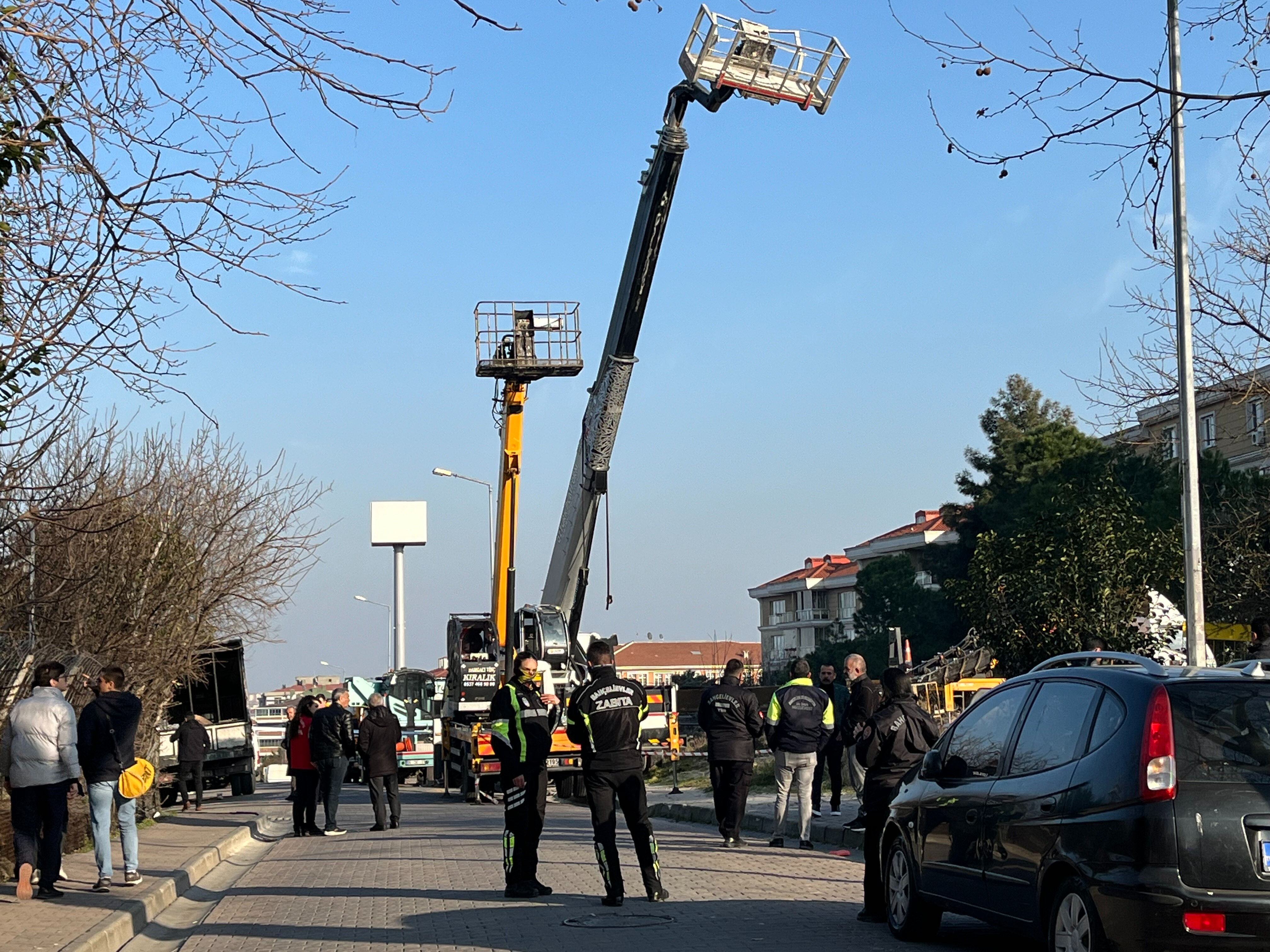 İstanbul'da dehşet veren olay! Vinç sepeti yamuldu, 4 işçi aşağı düştü - 1. Resim