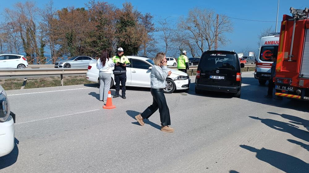 Ordu'da can pazarı! Minibüs ile otomobil çarpıştı: Yaralıların çoğu çocuk - 2. Resim