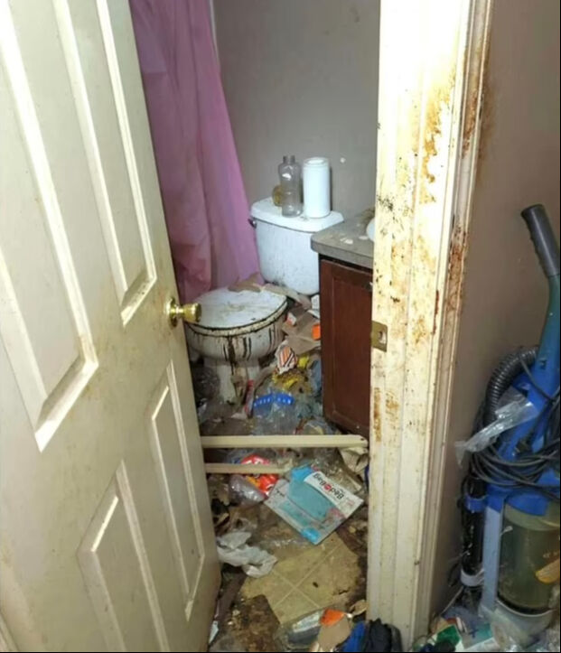 7 çocuğunu çöp dolu evde ölüme terk etmişti! Komşuları harekete geçti 7 çocuğunu çöp dolu evde ölüme terk etmişti! Komşuları harekete geçti - 1. Resim