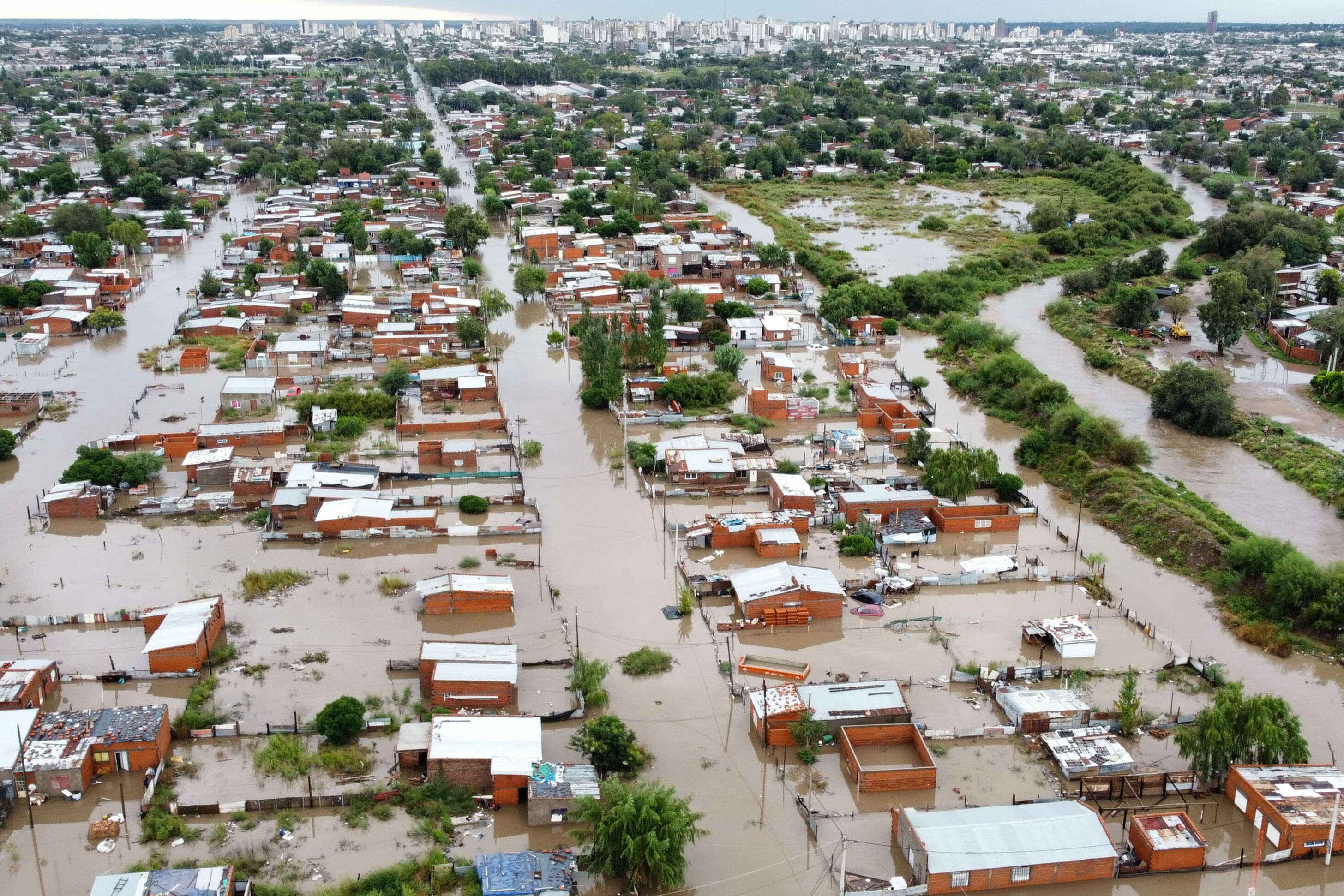 Arjantin sele teslim oldu! Ölü sayısı arttı, yüzlerce insan tahliye edildi - 1. Resim