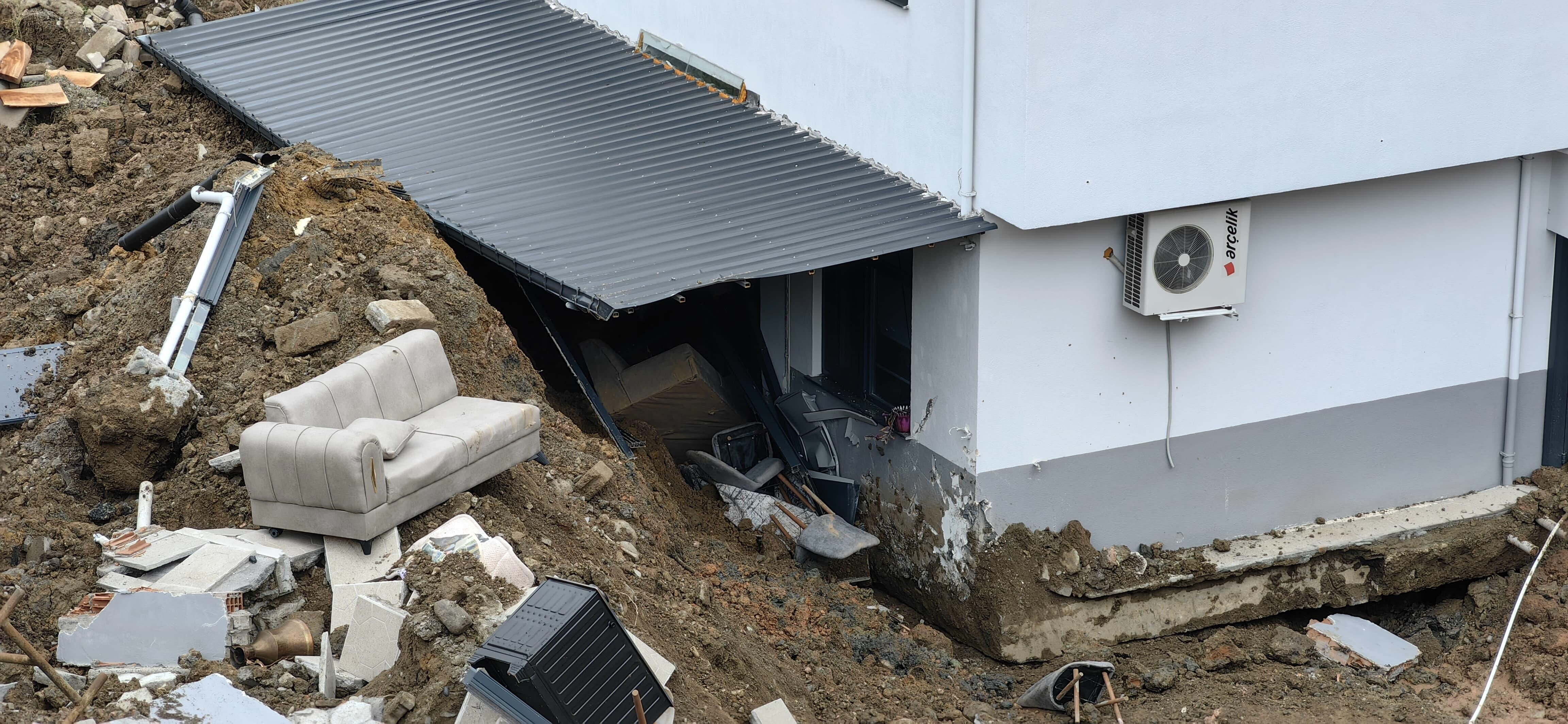 Artvin’de heyelan felaketi! İki katlı ev metrelerce sürüklendi - 1. Resim