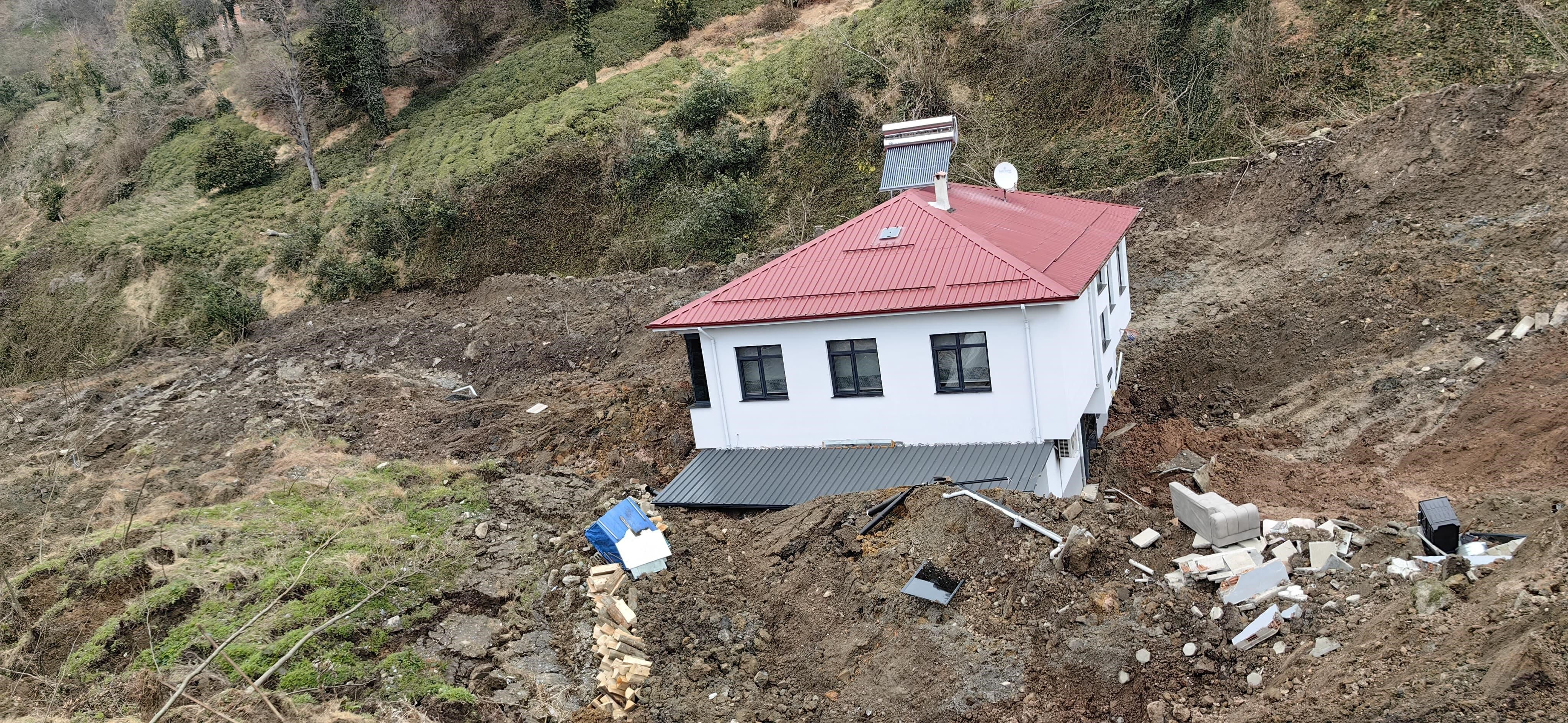 Artvin’de heyelan felaketi! İki katlı ev metrelerce sürüklendi - 2. Resim