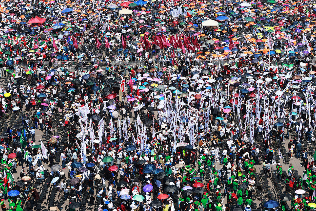 Binlerce kişiyi ABD'ye karşı topladı! Meksika Devlet Başkanı Sheinbaum'dan Trump'a sesleniş mitingi Binlerce kişiyi ABD'ye karşı topladı! Meksika Devlet Başkanı Sheinbaum'dan Trump'a sesleniş mitingi - 3. Resim