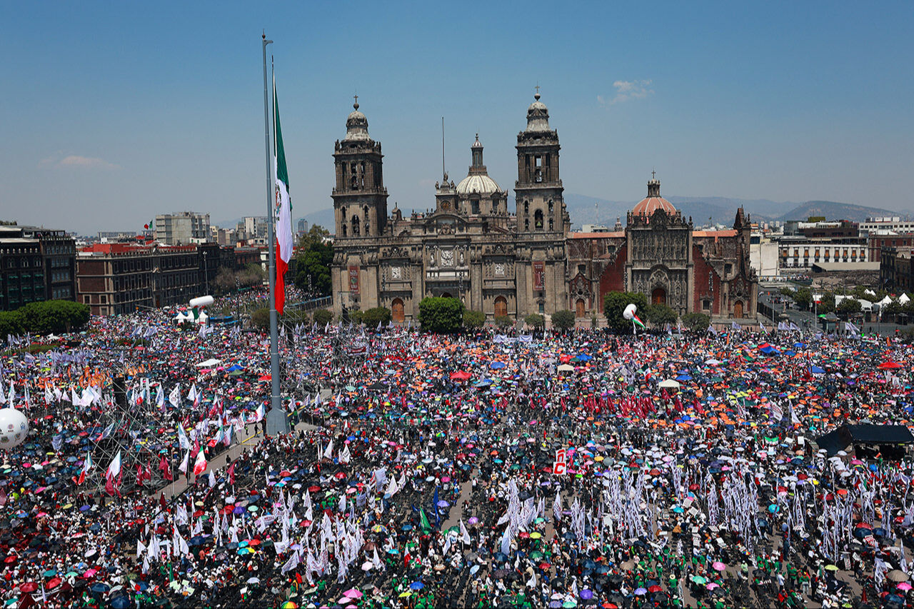 Binlerce kişiyi ABD'ye karşı topladı! Meksika Devlet Başkanı Sheinbaum'dan Trump'a sesleniş mitingi Binlerce kişiyi ABD'ye karşı topladı! Meksika Devlet Başkanı Sheinbaum'dan Trump'a sesleniş mitingi - 4. Resim