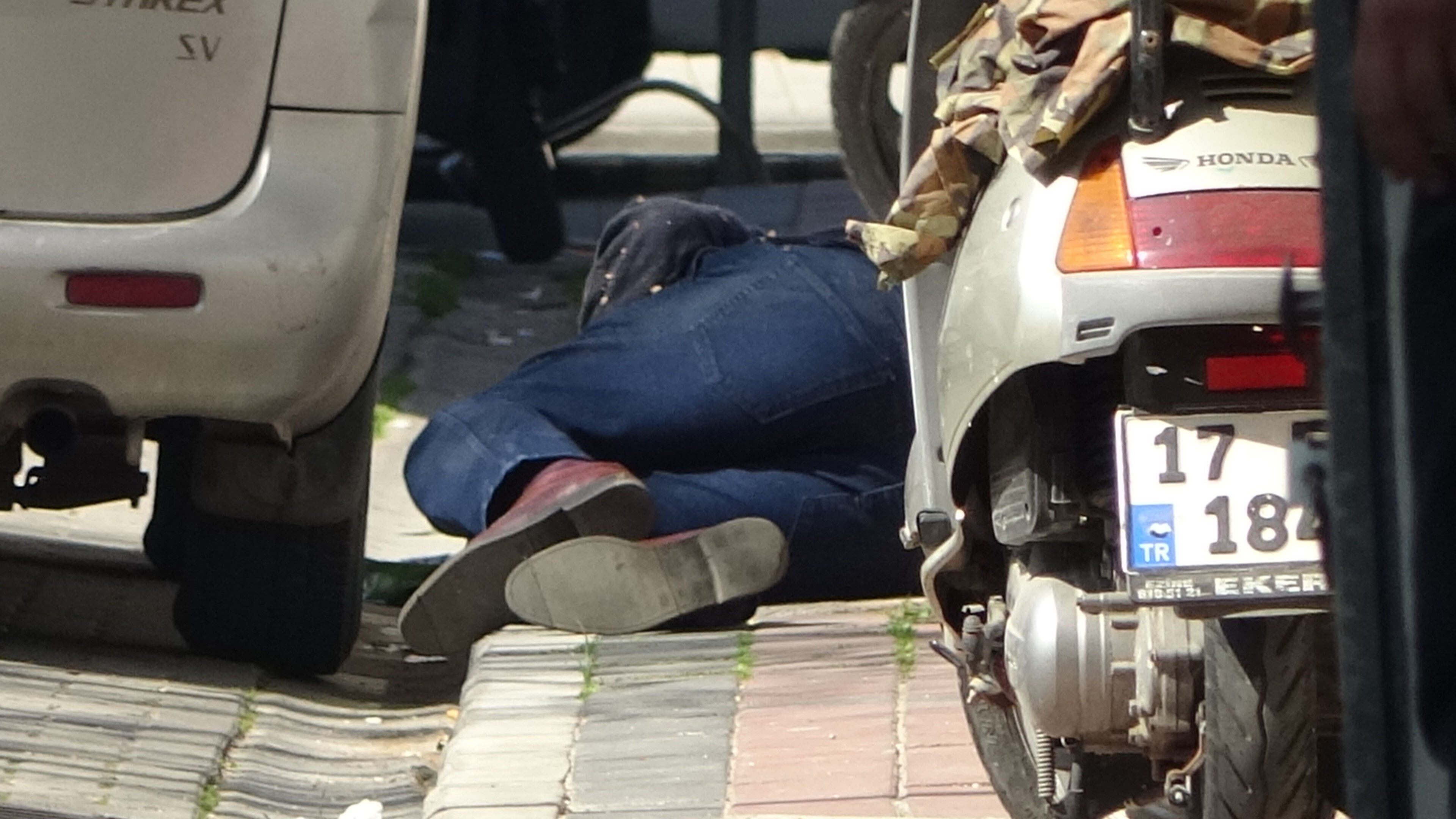 Çanakkale'de sıcak saatler! Annesini rehin aldı, polisle girdiği çatışmada öldü Balkona çıkıp dehşet saçtı! Kendisini ikna etmeye çalışan adamı acımadan vurdu - 1. Resim