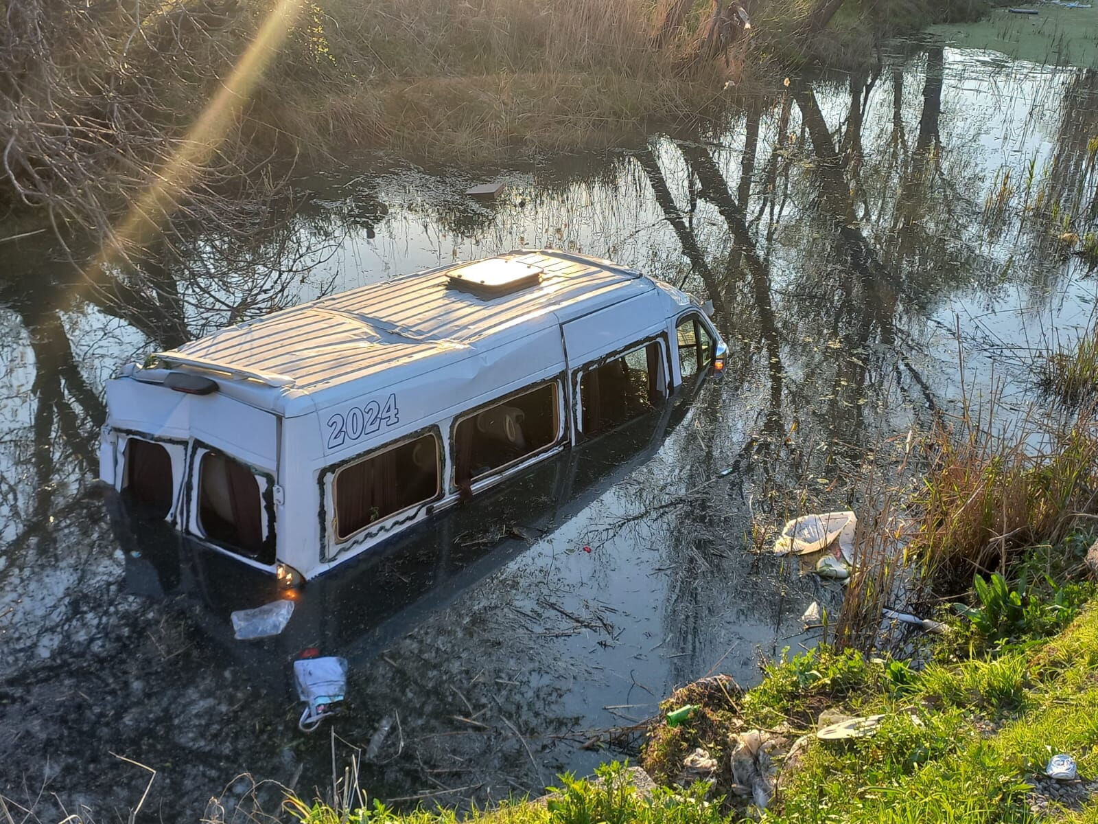 İşçileri taşıyan minibüs dereye uçtu! Çok sayıda yaralı var - 1. Resim