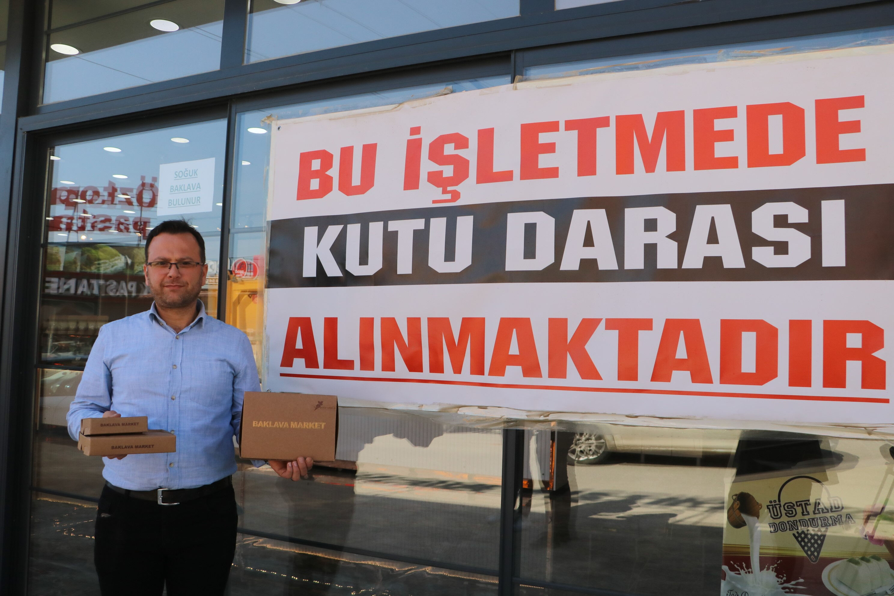 21 şubesine astığı pankartla vatandaşın yüzünü güldürdü: Adana ve Hatay'da tartışma son buldu - 1. Resim
