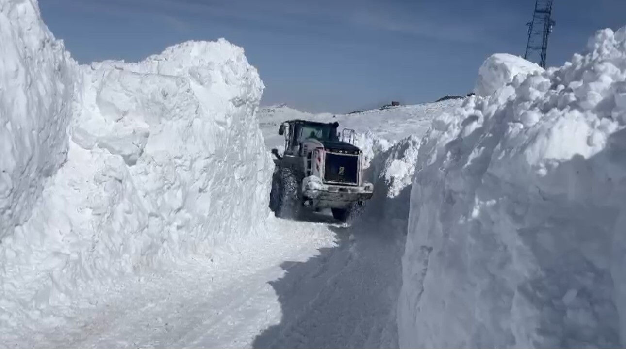 Burası Sibirya değil Türkiye! Kar kalınlığı 5 metreyi aştı, ekipler seferber durumda - 1. Resim