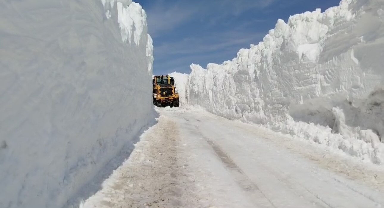 Burası Sibirya değil Türkiye! Kar kalınlığı 5 metreyi aştı, ekipler seferber durumda - 2. Resim