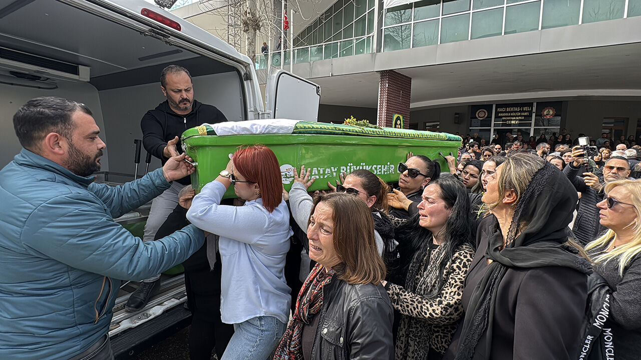 Kahreden anlar! Bıçak ve satırla öldürülen hemşire Sevcan Demir son yolculuğuna uğurlandı Kahreden anlar! Bıçak ve satırla öldürülen hemşire Sevcan Demir son yolculuğuna uğurlandı - 1. Resim