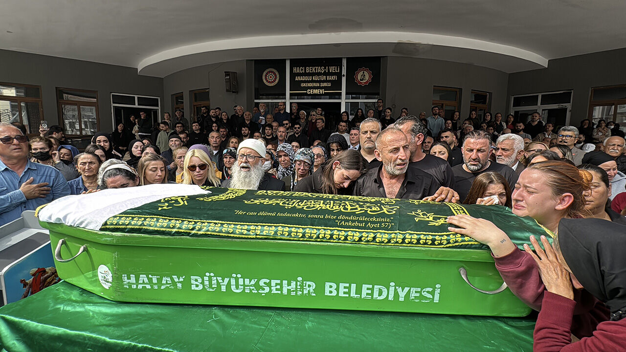 Kahreden anlar! Bıçak ve satırla öldürülen hemşire Sevcan Demir son yolculuğuna uğurlandı Kahreden anlar! Bıçak ve satırla öldürülen hemşire Sevcan Demir son yolculuğuna uğurlandı - 2. Resim