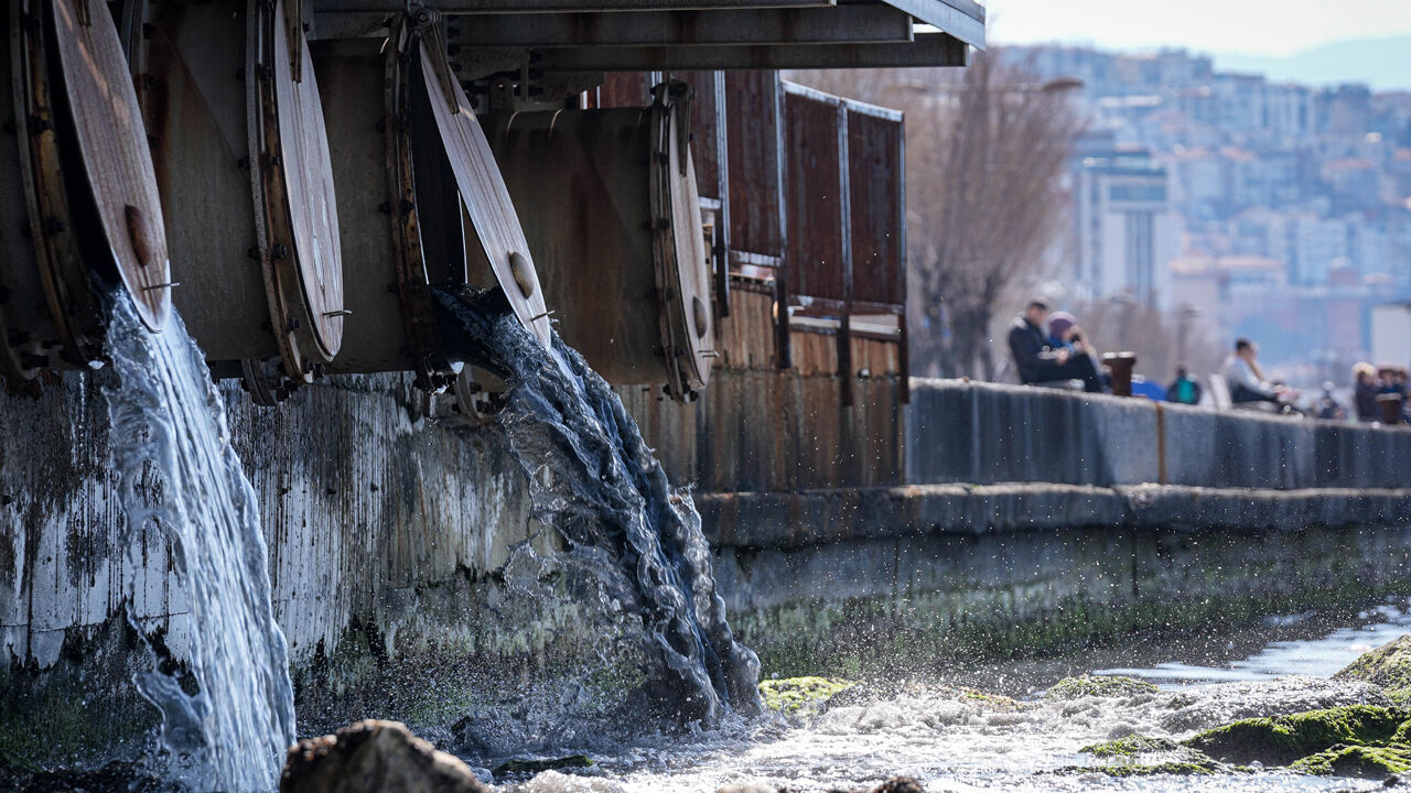 Körfezde alarm! Denizin rengi değişti, İzmirliler isyan etti: Bu göz göre göre yapılamaz - 1. Resim