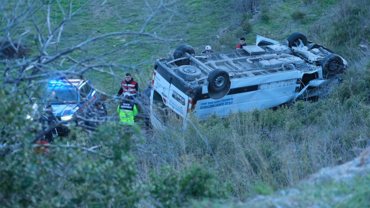 Muğla'da hasta taşıyan minibüs devrildi! Ölü ve yaralılar var - 1. Resim