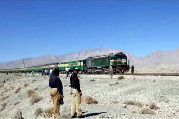 Pakistan’da terör alarmı! Trende 400'den fazla yolcu rehin alındı Pakistan’da terör alarmı! Trende 400'den fazla yolcu rehin alındı - 1. Resim