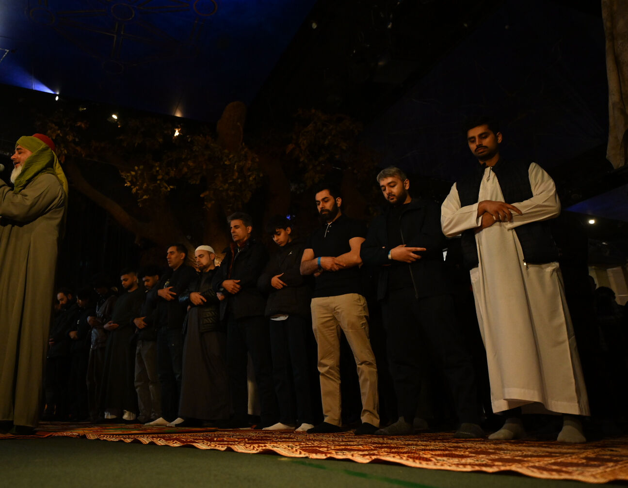 Peygambere hakaret edilen şehirde iftar! Londra'nın en köklü tiyatrosu Shakespeare’s Globe ezan sesleriyle yankılandı - 1. Resim