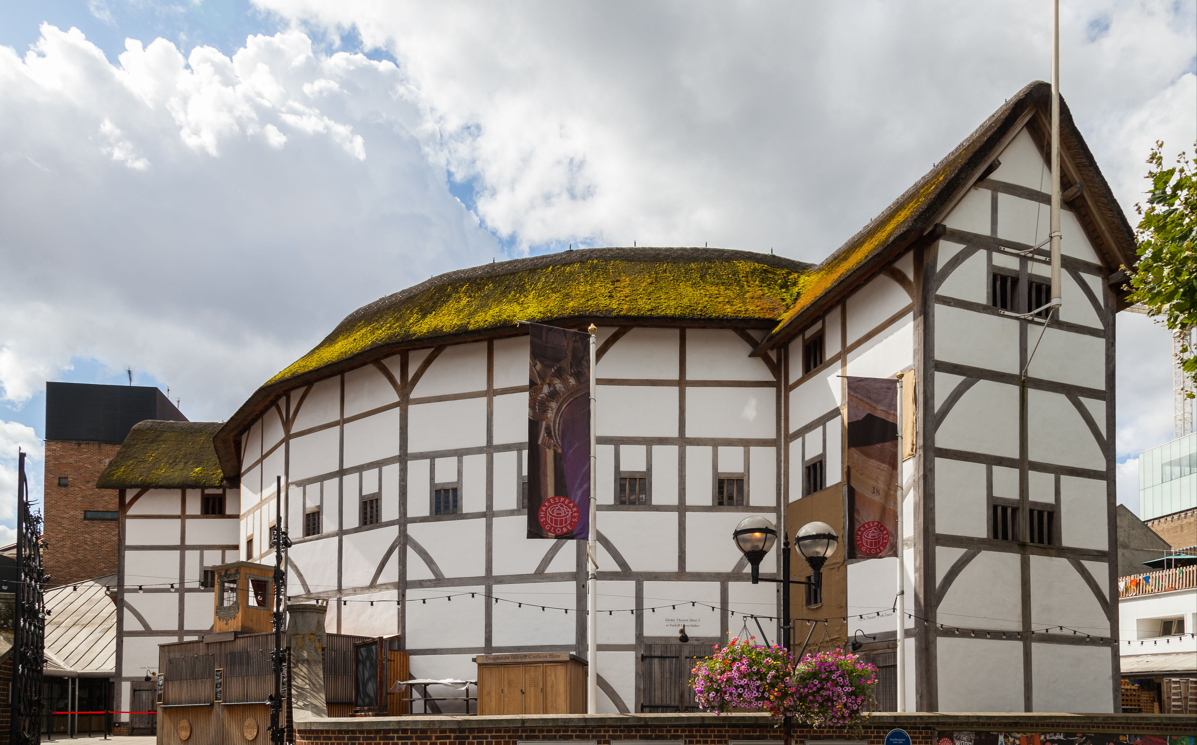 Peygambere hakaret edilen şehirde iftar! Londra'nın en köklü tiyatrosu Shakespeare’s Globe ezan sesleriyle yankılandı - 5. Resim