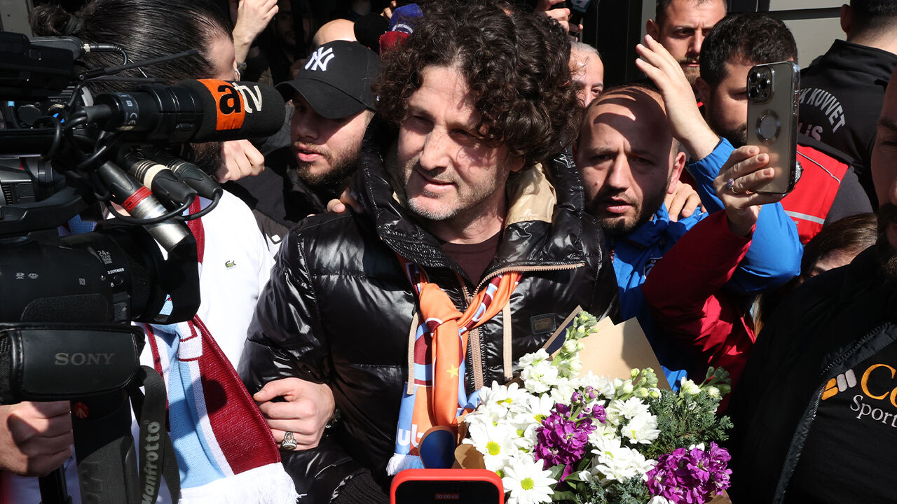 Taraftar Fatih Tekke'yi bağrına bastı! İşte ilk sözleri - 1. Resim