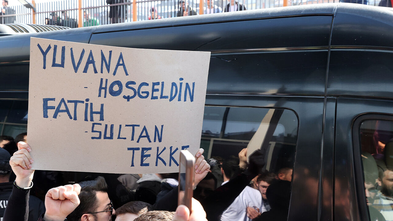 Taraftar Fatih Tekke'yi bağrına bastı! İşte ilk sözleri - 2. Resim