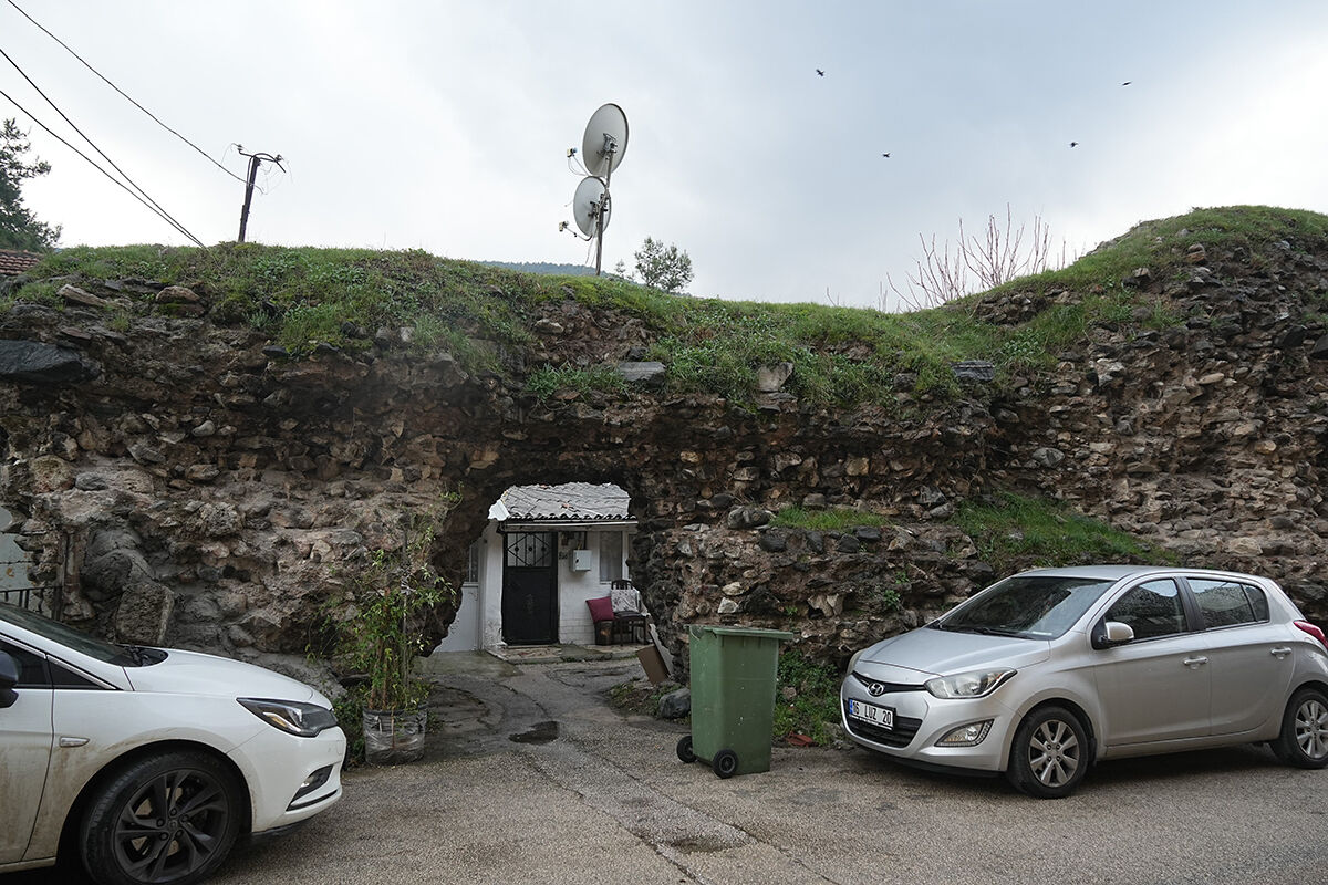 Tarihi surların üzerine bayrak direği gibi anten diktiler! Görüntüler bu kadarına da pes dedirtti Tarihi surların üzerine bayrak direği gibi anten diktiler! Görüntüler bu kadarına da pes dedirtti - 2. Resim