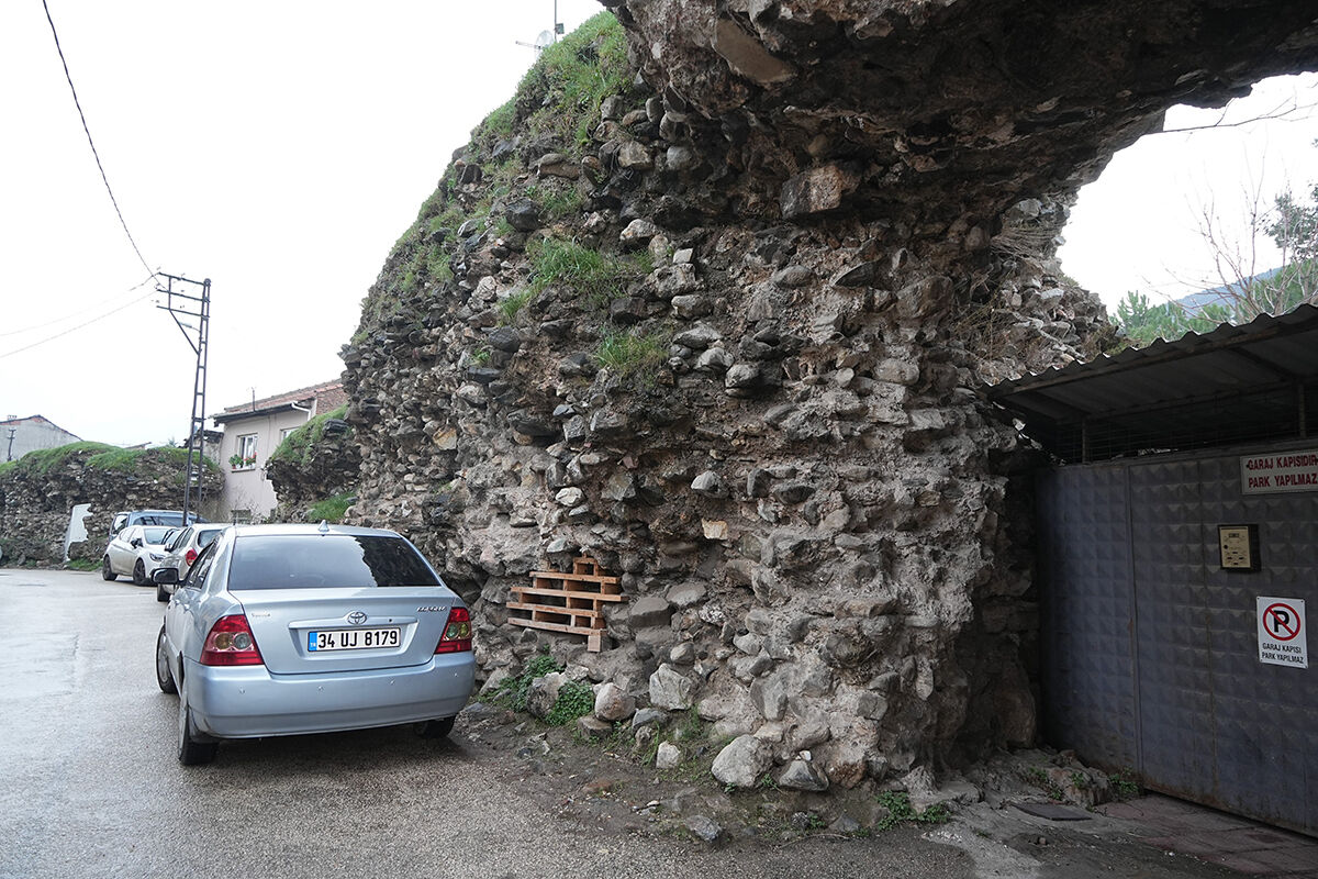 Tarihi surların üzerine bayrak direği gibi anten diktiler! Görüntüler bu kadarına da pes dedirtti Tarihi surların üzerine bayrak direği gibi anten diktiler! Görüntüler bu kadarına da pes dedirtti - 4. Resim