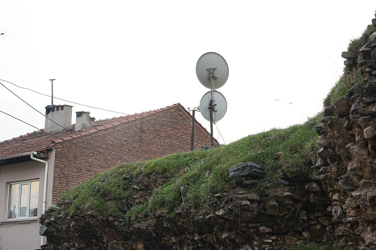 Tarihi surların üzerine bayrak direği gibi anten diktiler! Görüntüler bu kadarına da pes dedirtti Tarihi surların üzerine bayrak direği gibi anten diktiler! Görüntüler bu kadarına da pes dedirtti - 1. Resim