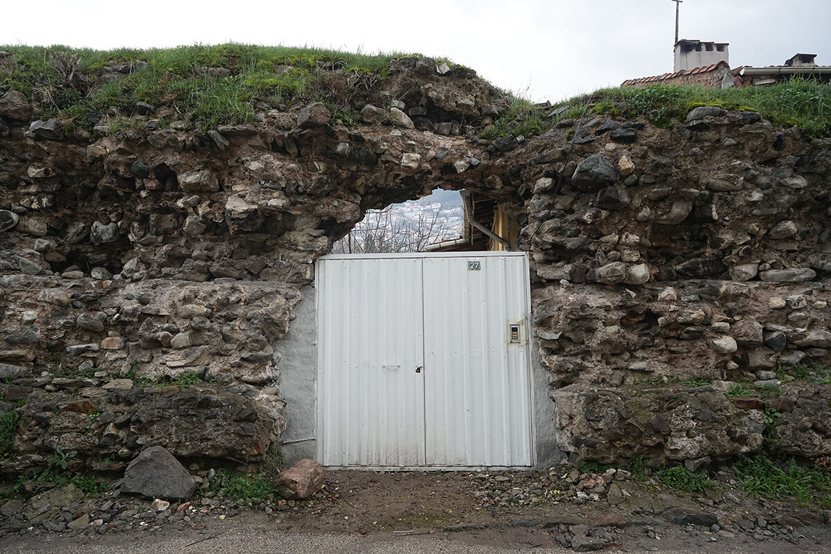 Tarihi surların üzerine bayrak direği gibi anten diktiler! Görüntüler bu kadarına da pes dedirtti Tarihi surların üzerine bayrak direği gibi anten diktiler! Görüntüler bu kadarına da pes dedirtti - 5. Resim