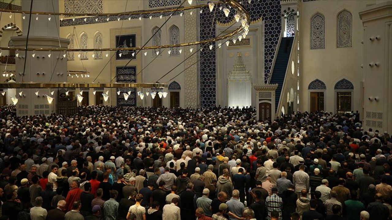 Teravih namazı saat kaçta kılınacak 11 Mart? Teravih vakitleri ve saati
