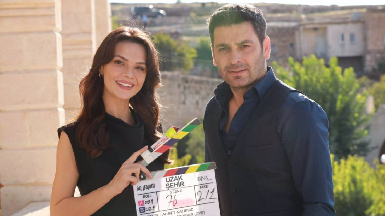 Uzak Şehir dizisinde 'De Mardini' şarkısını söyleyen isim ortaya çıktı! Bakın hangi oyuncunun kızıymış... - 1. Resim