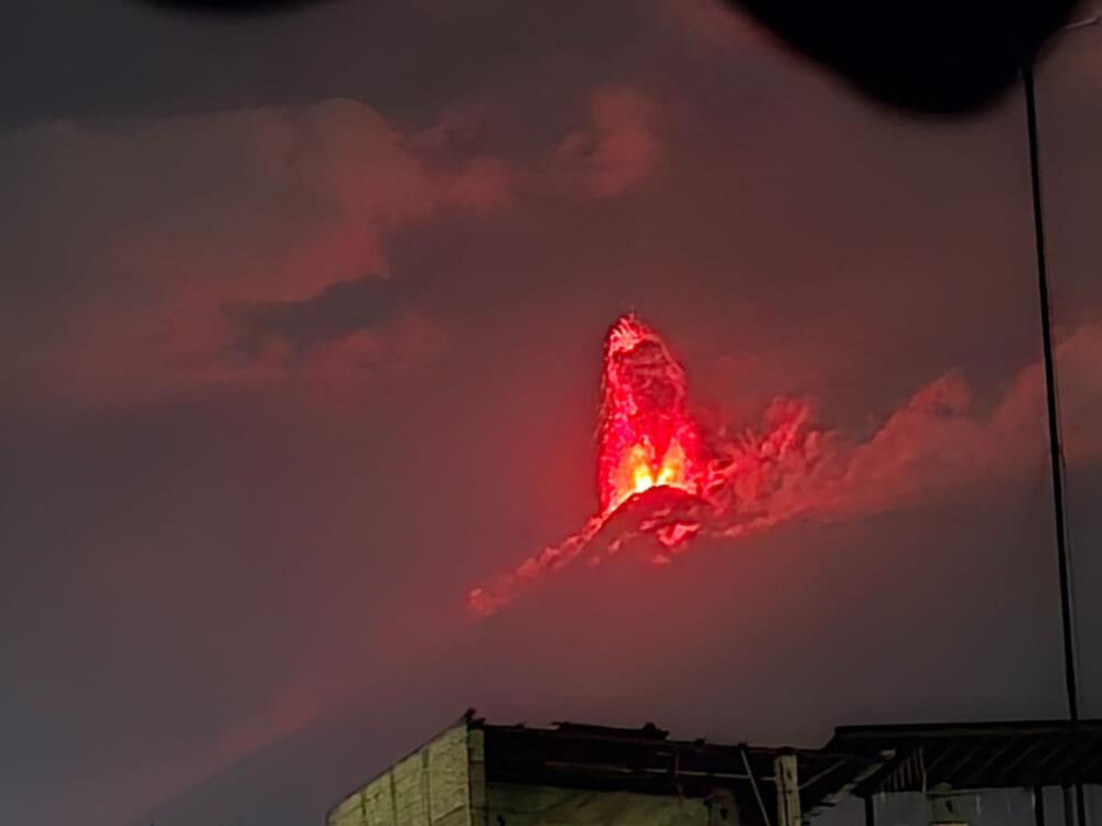 Yanardağ patladı, alevler gökyüzünü sardı! Yüzlerce insan tahliye edildi - 3. Resim