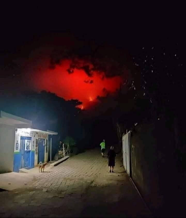 Yanardağ patladı, alevler gökyüzünü sardı! Yüzlerce insan tahliye edildi - 5. Resim