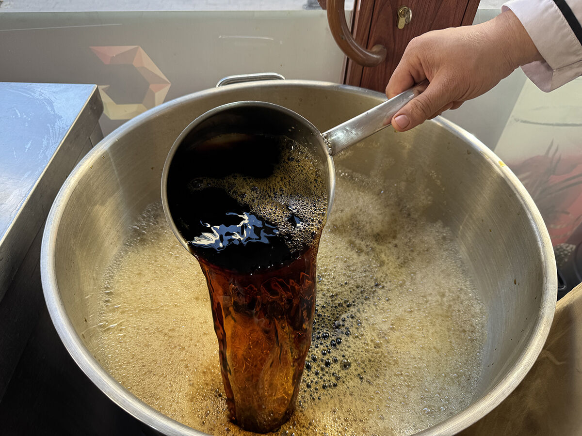 Yapılışı görenleri şaşırtıyor! Meyan şerbeti iftar sofralarının vazgeçilmezi - 1. Resim