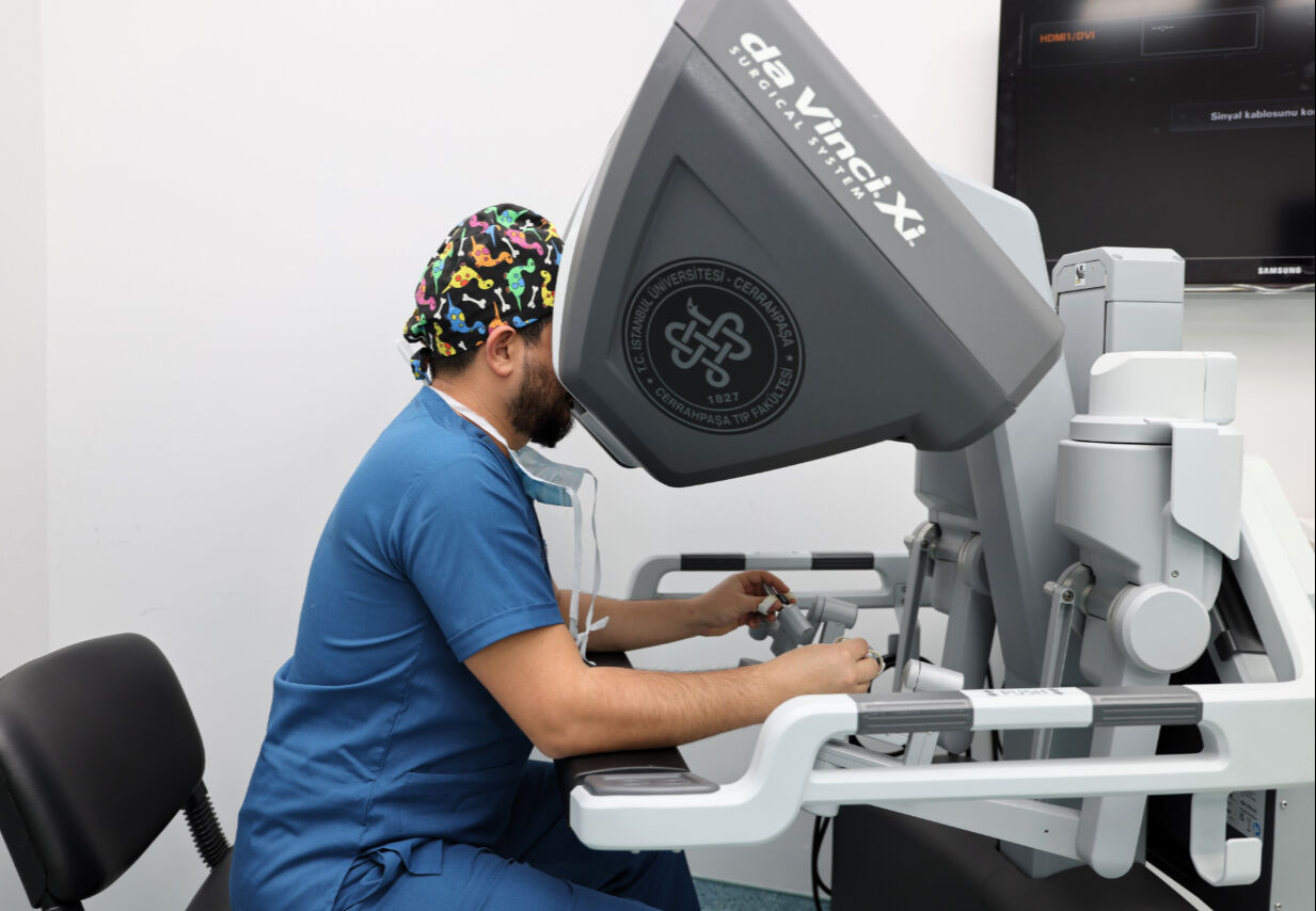 Zorlu operasyonlarda can simidi oldu! 100 kanser ameliyatının 5&rsquo;ini robot yapıyor - 2. Resim