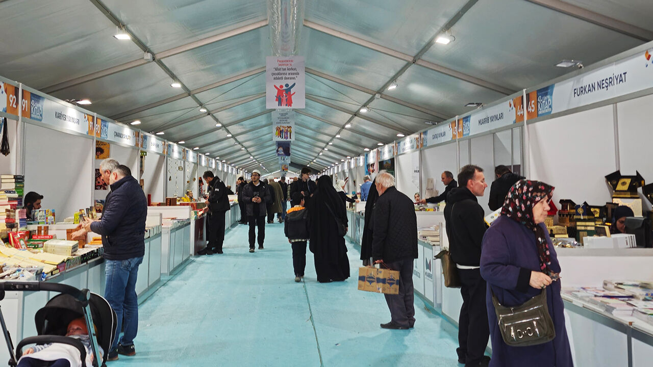 42 yıllık kitap fuarı geleneği! Ramazan buluşması Fatih Camii’nde devam ediyor - 1. Resim
