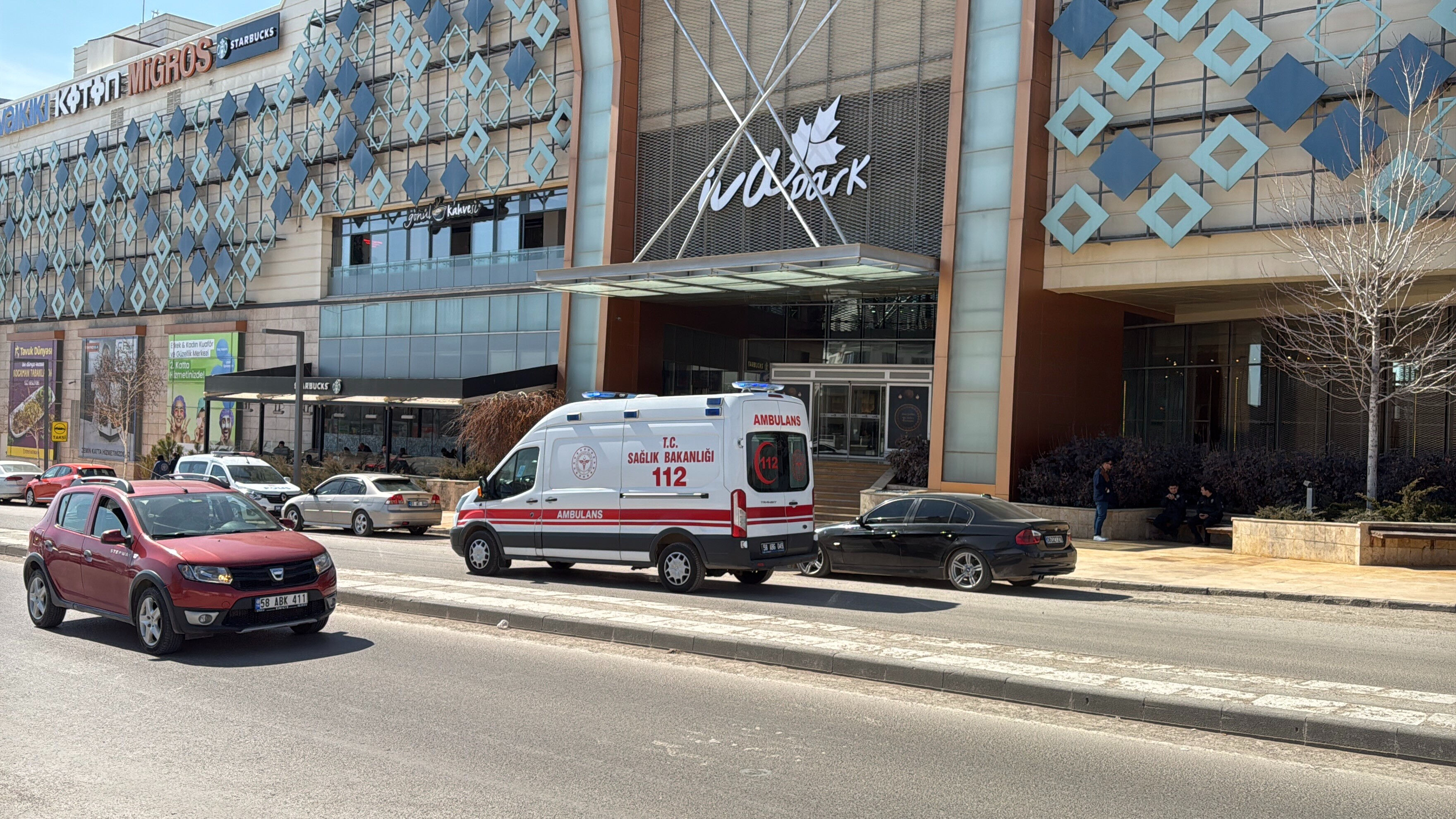 AVM'de korkunç kaza! Yürüyen merdiven boşluğundan düştü AVM'de korkunç kaza! Yürüyen merdiven boşluğundan düştü - 1. Resim