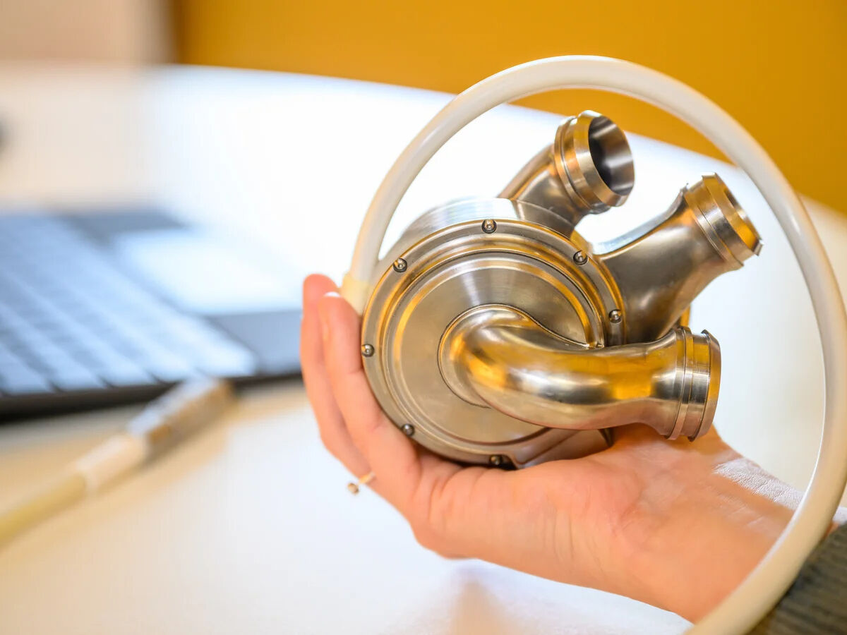 Dünyada bir ilk: Yapay kalple hayata tutundu, tıp dünyası sarsıldı Dünyada bir ilk: Yapay kalple hayata tutundu, tıp dünyasını sarsıldı - 1. Resim